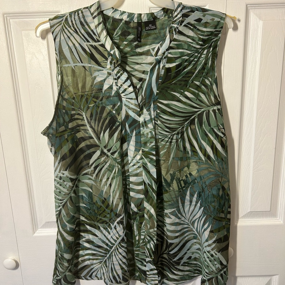 new directions Green Palm-Print Sleeveless Blouse